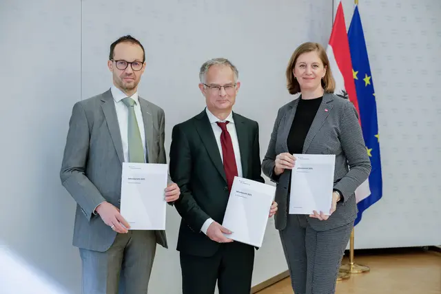 Präsentierten die Bilanz am Montag, v. l.: ABB-Vorstand Christian Ackerler, Finanzminister Marterbauer (SPÖ) und Finanzstaatstaatsekretärin Eibinger-Miedl (ÖVP). | Foto: Sade Jerabek/MeinBezirk