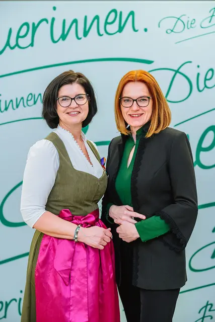 "Mit Ursula Reiter übernimmt eine engagierte, kompetente und bodenständige Persönlichkeit das Amt der Landesbäuerin", ist sich Agrarlandesrätin Simone Schmiedtbauer (r.) sicher.  | Foto: LK Steiermark/Fuchs