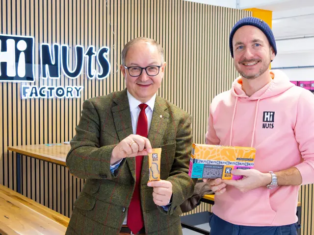 Landesrat Martin Winkler (l.) testete die neuen HiNuts-Nussriegel aus Lichtenberg. Rechts: Firmengründer Stefan Luegmayr. | Foto: Ganglberger