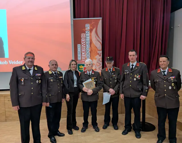 Die für 70 und 80 Jahre ausgezeichneten Kameraden der FF Hopfgarten i.Def. v.l.  Bürgermeister Markus Tönig, Bezirksfeuerwehrinspektor Franz Brunner, stellvertretende Bezirkshauptfrau Mira Unterkreuter, Jakob Veider (80 Jahre Feuerwehrdienst), Josef Blaßnig (70 Jahre Feuerwehrdienst), Kommandantstellvertreter Florian Unterlercher und Kommandant Peppi Tönig. | Foto: FF Hopfgarten