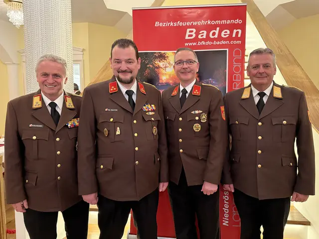 Der scheidende BFKDT Anton Kerschbaumer, der neue BFKDT Gerald Peter von der FF Baden-Stadt, der neue Bezirksfeuerwehrkommandant-Stellvertreter Gregor Burger von der FF Maria Raisenmarkt, und NÖ Landesfeuerwehrkommandant Dietmar Fahrafellner. | Foto: BFKDO BADEN / Stefan Schneider