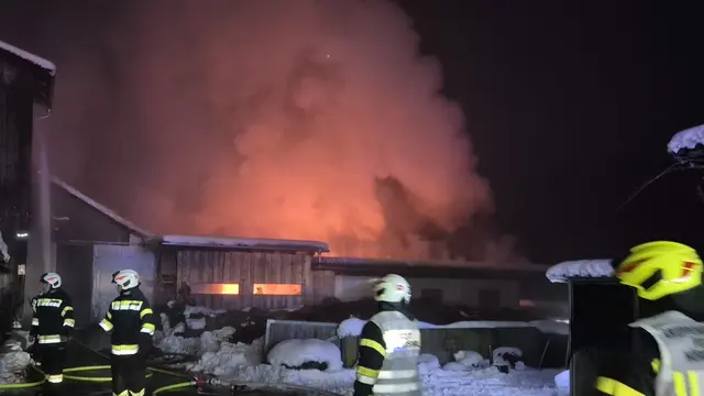 Die Feuerwehren standen am Samstagabend in Eibiswald im Großeinsatz: Ein Wirtschaftsgebäude stand in Flammen.  | Foto: BFVDL