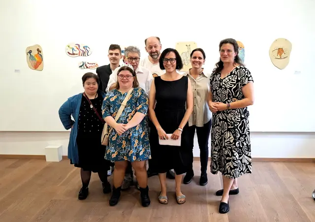 Die Künstler der Kunstwerkstatt Gmunden mit Leiterin Petra Kodym, Keramikwerkstatt-Leiterin Nadja Zettl und Vizebürgermeisterin von Gmunden Ulrike Feichtinger. | Foto: Lebenshilfe OÖ