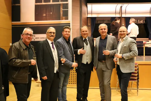 Regisseur Alois Hangler, Johann Wagner, André Reichart, Andreas Krautschneider, Christian Mader und Philipp Rieder (v.l.). | Foto: MeinBezirk/Maria Rabl