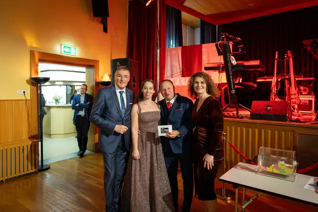 Der Strasshofer Unternehmer Markus Kadlec und Bürgermeister Ludwig Deltl freuen sich mit den glücklichen Gewinnern.  | Foto: SPÖ Strasshof