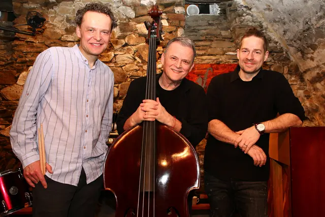 Kamil Slezák (Schlagzeug), Robert Balzar (Kontrabass) und Vítek Křišťan (Piano). | Foto: JazzClub Drosendorf