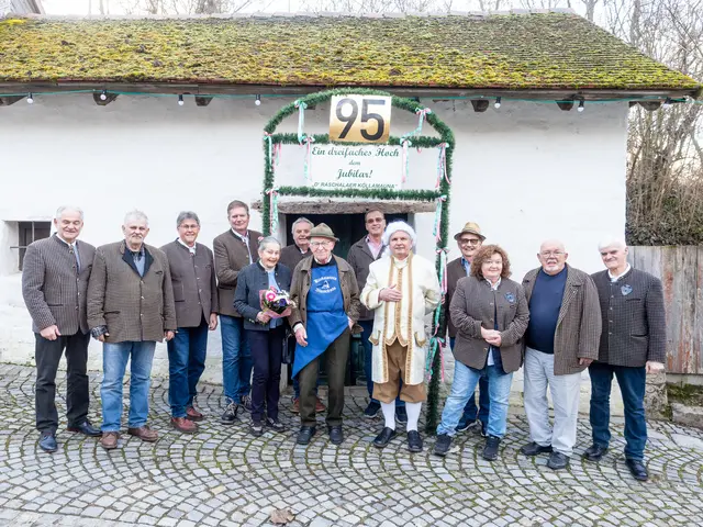 Helmut Leierer samt Gattin im Kreise der Köllamauna | Foto: Raschalaer Köllamauna