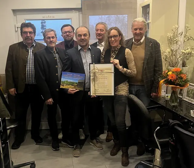 Bürgermeister Manfred Baumgartner, Landesinnungsausschussmitglied der Friseure Peter Studeny, Bezirksstellenleiter Julius Gelles, Bürgermeister Josef Fürnkranz, Gemeinderat (Ortsvorsteher) Andreas Kornherr, Silvia Reichardt, Bezirksstellenobmann Alfred Babinsky

  | Foto: Annemarie Trucka