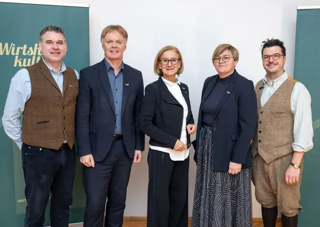 Andreas Frey – 2. Obmann Stellvertreter der Wirtshauskultur Niederösterreich, Michael Duscher – Geschäftsführer Niederösterreich Werbung, Landeshauptfrau Johanna Mikl-Leitner, Petra Haselsteiner – 1. Obmann Stellvertreterin der Wirtshauskultur Niederösterreich, Hartmuth Rameder – Obmann der Wirtshauskultur Niederösterreich. | Foto: NLK Khittl