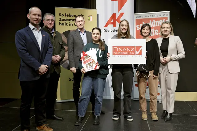 Am Bild Absolvent:innen mit Berufs- und Sozialbegleiterin Nora Schwarzböck (2.v.r.), Schuldnerhilfe-Geschäftsführer Johannes Kletzl, Schulqualitätsmanager Manfred Schörghuber, Stv. Arbeiterkammer-Direktor OÖ Ernst Stummer (v.l.), rechts Landtagsabgeordnete Astrid Zehetmair. | Foto: Land OÖ/Kauder Daniel