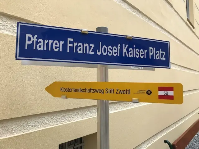 Unbekannte stahlen unter anderem das Schild des „Pfarrer Franz Josef Kaiser Platzes“ zwischen dem Pfarrhof und der Kirche. 
 | Foto: Johann Berger