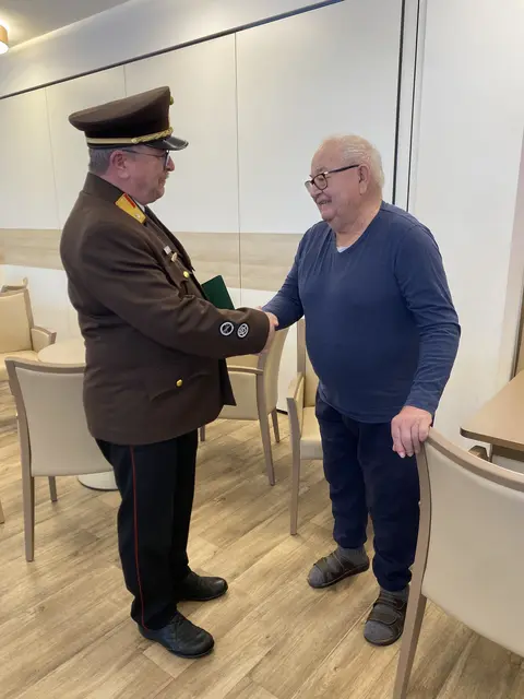 ABI Oskar Strametz gratuliert | Foto: OLM d.V. Martin Stieglbauer, FF Otternitz