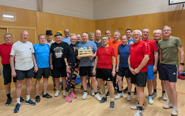 Der ASKÖ Turn-Club St. Michael gratulierte dem Obmann Hans Strahlegger mit einer kleinen Überraschung zu seinem 70. Geburtstag. | Foto: Privat