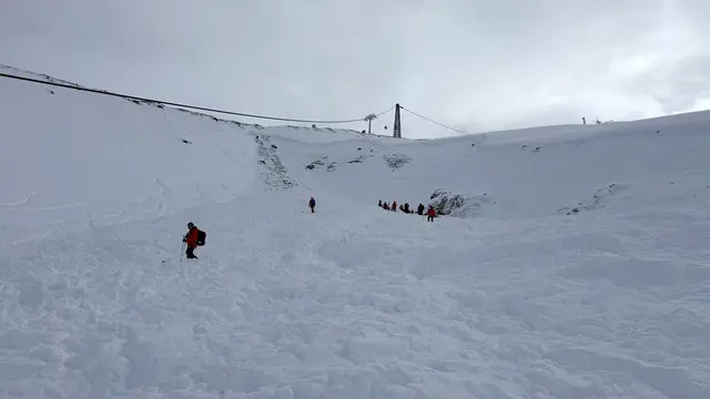 Großeinsatz am Hintertuxer Gletscher: Nach einem Lawinenabgang im Bereich der Schiroute „Unterm Eisbruch“ wurden zwei schwedische Urlauber schwer verletzt und per Notarzthubschrauber ins Krankenhaus geflogen. | Foto: zoom.tirol