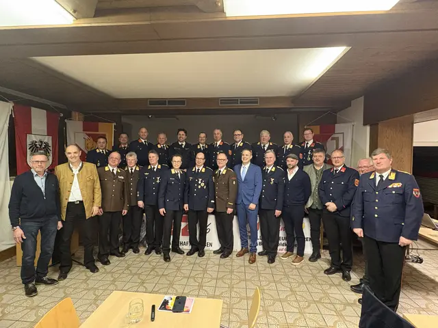 Die Ehrengäste und der Bezirksfeuerwehrkommandant Werner Puggl fanden anerkennende Worte für die FF-Kameraden. | Foto: ÖA@BFK07