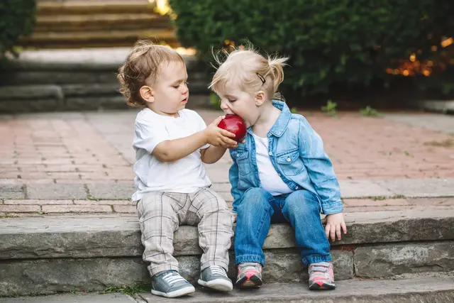Frisches Obst ist der perfekte Kindersnack. | Foto: Smarterpix/AnoushkaToronto