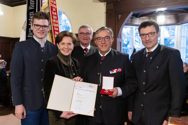 Am Tag der Kameradschaft Salzburg am 21. Februar 2026, v. li.: Landesrat Maximilian Aigner; Landtagspräsidentin Brigitta Pallauf; Hannes Siebenhofer (Vizepräsident des Salzburger Kameradschaftsbundes und Bezirksobmann im Lungau); Herbert Schilcher, der mit dem Verdienstzeichen des Landes gewürdigt wurde; Josef Hohenwarter (Präsident des Salzburger Kameradschaftsbundes). | Foto: Land Salzburg/Neumayr/Hofer 