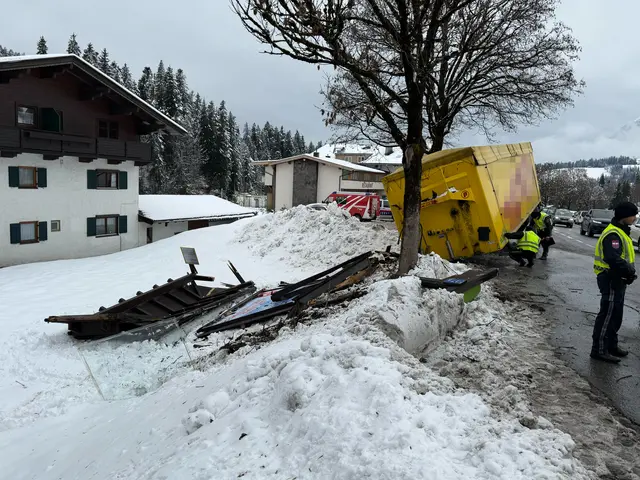 In Ellmau machte sich ein Sattelaufleger selbständig, der Auflieger riss eine Bushaltestelle um.  | Foto: ZOOM.Tirol