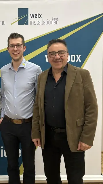 Felix Weichselbaumer, Geschäftsführer der WEIX GmbH und Obmann-Stellvertreter, mit EEG-Obmann Karl Tröbinger (rechts).  | Foto: Weichselbaumer