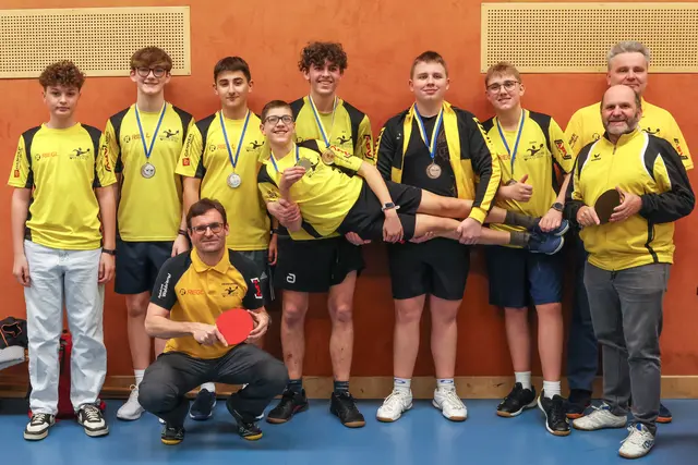 Tobias Silberbauer, Simon Mack, Dominik Stefal, Reinhard Pleßl (vorne hockend), David Fux mit Nicolas Raith (liegend), Alexander und Daniel Müllauer, Franz Reiss und im Hintergrund Peter Schmutzenhofer. | Foto: Union Horn - Sektion Tischtennis