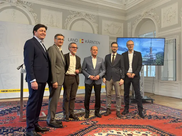 v.l.n.r.: Josef Petritsch (Obmann der WK-Sparte Tourismus und Freizeitwirtschaft), Jürgen Mandl (WK-Präsident), Herwig Seiser (Stv. Ausschussvorsitzender für Wirtschaft und Tourismus), Christian Poglitsch (Gemeindebundpräsident Bgm.), Tourismusreferent Sebastian Schuschnig und Klaus Ehrenbrandtner (Kärnten Werbung-GF) bei der Pressekonferenz am 23. Februar 2026. | Foto: MeinBezirk/Lea Kainz