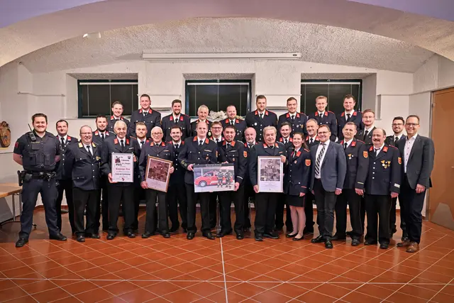 Die Ehrengäste der Jahreshauptversammlung mit den ausgezeichneten und beförderten Kameraden der 
FF St. Georgen | Foto: Privat