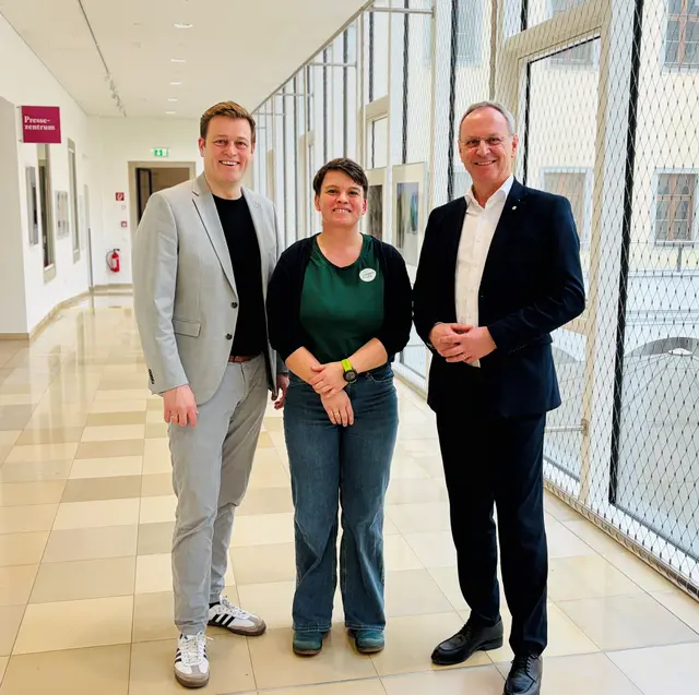 Tanja Moser (Abfallberaterin BAV Linz-Land), Landesrat Stefan Kaineder (li.) und Bgm. Roland Wohlmuth (Vorsitzender OÖ. Landesabfallverband) präsentierten die neue Abfallberatungs-Online-Plattform für Pädagoginnen und Pädagogen.  | Foto: Land OÖ/Simon Seher