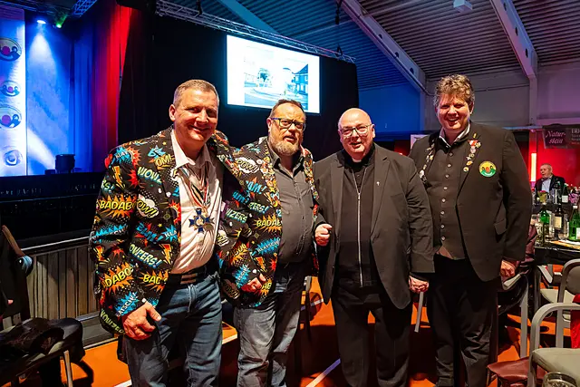 Das Foto zeigt Willie Wurzer und Andreas Fischer gemeinsam mit Ilmar Tessmann sowie dem „singenden Pfarrer“ Franz Brei. | Foto: Herbert Fauster