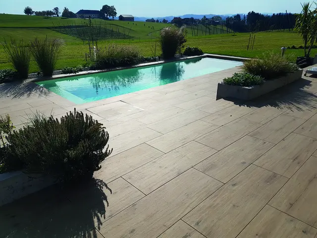 Schon bald steigen die Temperaturen wieder. Die Terrasse oder der Balkon werden dann wieder zum Wohlfühlort. | Foto: Keramo