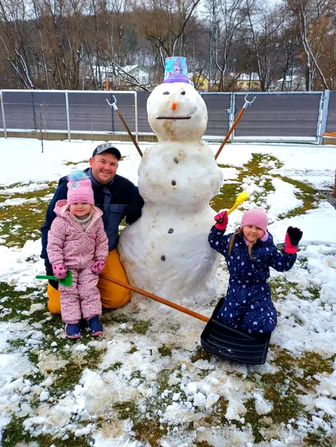 Dominik Graf baute mit seinen Töchtern Leni und Mia einen Schneemann. | Foto: Dominik Graf