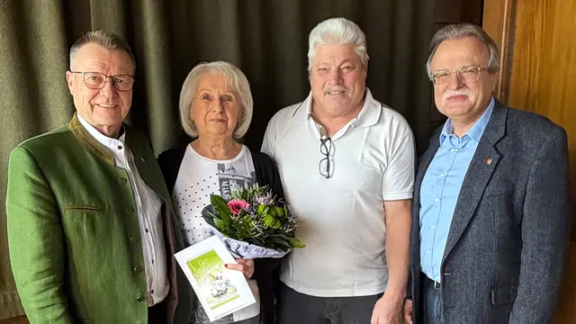 Petreczek Christine und Manfred feierten Goldene Hochzeit.
Dem sympatischen Paar gratulierten auch Bürgermeister Helmut Arzt (l.) und
Vizebürgermeister Josef Höller (r.) herzlichst. | Foto: zVg