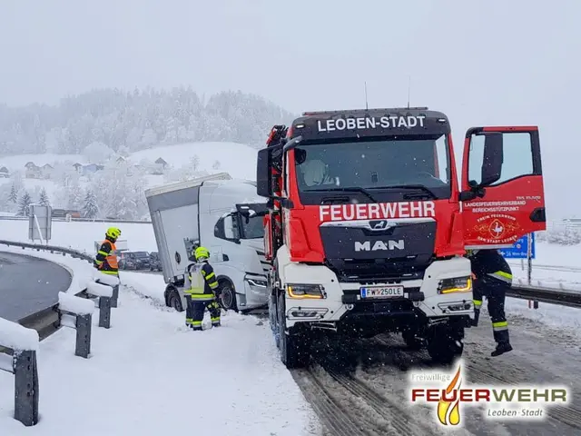 Der massive Schneefall hielt die Einsatzkräfte am Wochenende auf Trab.  | Foto: FF Leoben-Stadt