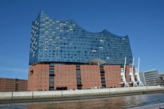 Die Elbphilharmonie ist ein Konzerthaus in Hamburg und wurde 2017 eröffnet. Das 110 Meter hohe Gebäude befindet sich im Stadtteil HafenCity. | Foto: Hans Baier