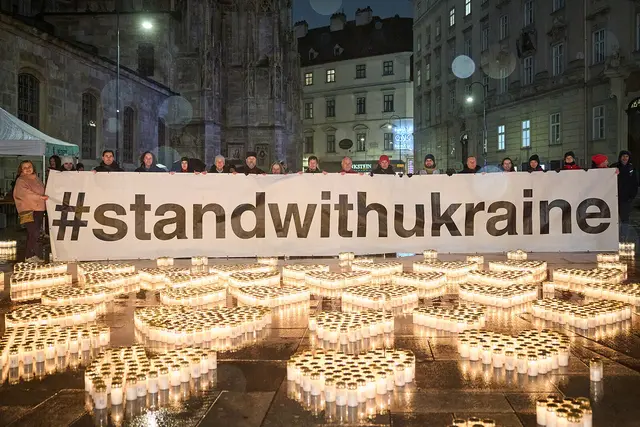Am Stephansplatz wurde zum vierten Mal dem Leid in der Ukraine gedacht.  | Foto: Johannes Hloch