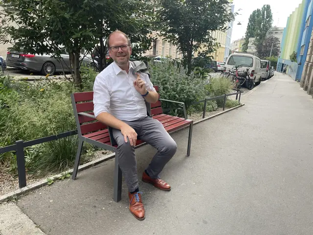Bezirkschef Dietmar Baurecht (SPÖ) hörte sich vorab bei den Anrainerinnen und Anrainern um.  | Foto: Patricia Hillinger/MeinBezirk