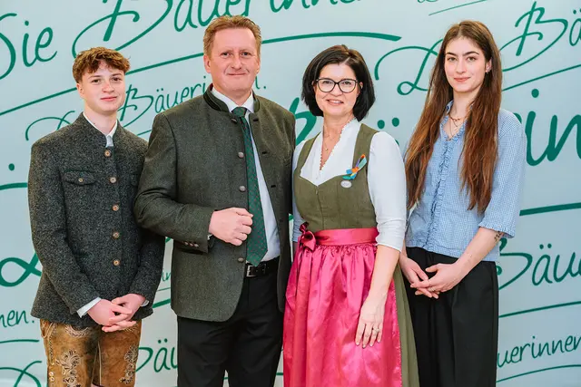 Ursula Reiter mit ihrer Familie: v.l.n.r. Sohn Adam, Ehemann Thomas und Tochter Rebeka. | Foto: LK Steiermark/Fuchs