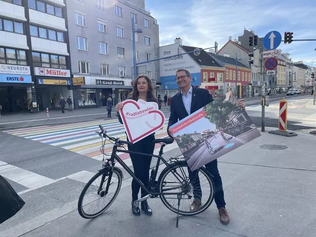 2025 bekam die Leopoldauer Straße einen neuen Radweg. Am Bild Mobilitätsstadträtin Ulli Sima und Bezirksvorsteher Georg Papai (beide SPÖ). | Foto: Luise Schmid