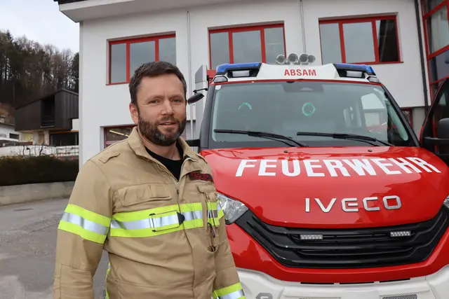 Feuerwehrkommandant Bernhard Fischler vor dem neuen Feuerwehrauto. Übrigens: Am 9. April wird das neue Chronikbuch im Feuerwehrhaus vorgestellt. | Foto: Kendlbacher