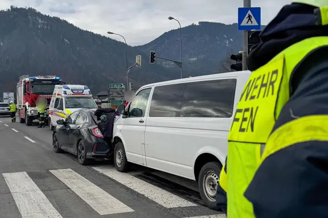 Auf der B94 an der Kreuzung Niederdorfer Straße kam es am Sonntag zu einem Auffahrunfall. | Foto: Freiwillige Feuerwehr Treffen