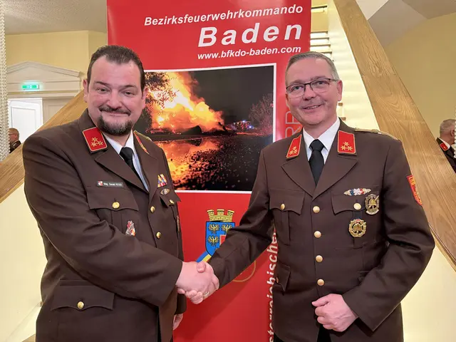 Der neue Bezirksfeuerwehrkommandant Gerald Peter von der FF Baden-Stadt und der neue Bezirksfeuerwehrkommandant-Stellvertreter Gregor Burger von der FF Maria Raisenmarkt. | Foto: BFKDO BADEN / Stefan Schneider