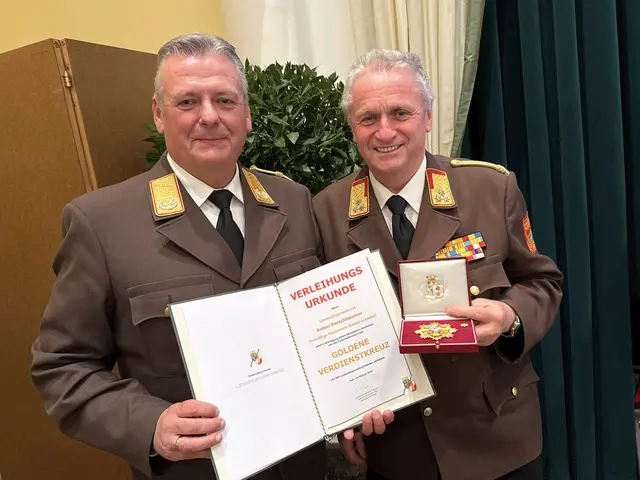Für seine jahrelangen Verdienste auch im NÖ Landesfeuerwehrverband erhielt der scheidende BFKDT Anton Kerschbaumer (rechts) aus den Händen von Landesfeuerwehrkommandant Dietmar Fahrafellner das GOLDENE VERDIENSTKREUZ. | Foto: BFKDO BADEN / Stefan Schneider