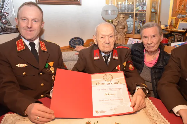 Kommandant Andreas Sexlinger mit Johann Hehenberger und dessen Frau.  | Foto: FF Peilstein