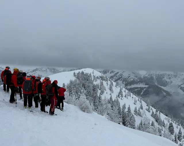 Die anderen Wintersportler befreiten den Verschütteten und reanimierten ihn, bis die Einsatzkräfte eintrafen und ihn ins Krankenhaus brachten. | Foto: ZOOM.Tirol