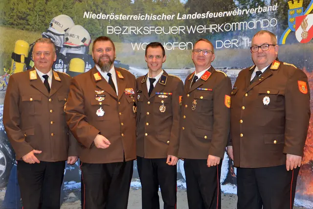Dietmar Fahrafellner (l.) und Ewald Edelmaier (r.) gratulierten dem neuen Bezirksfeuerwehrkommando Michael Litschauer, Andreas Zainzinger und Stefan Mayer | Foto: BFK WT / St. Mayer