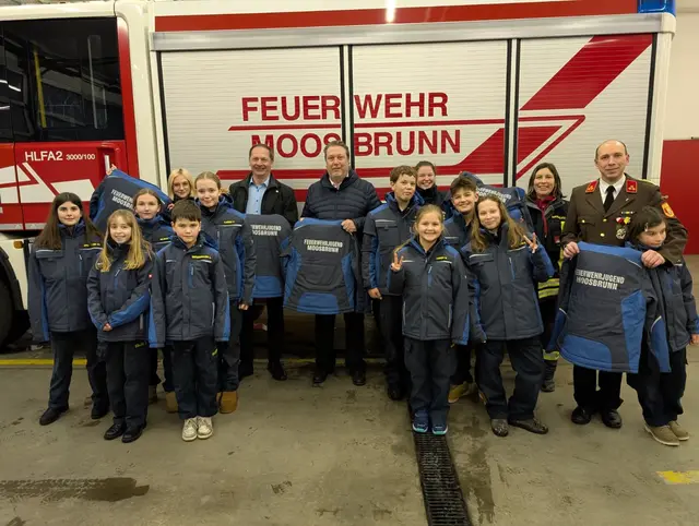 Große Freude herrscht bei der Feuerwehrjugend. | Foto: FF Moosbrunn