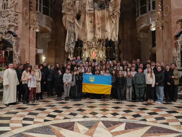 Kinder aus der Ukraine während des Friedensgebets im Dom zu St. Jakob – ein stilles, kraftvolles Symbol der Hoffnung und Menschlichkeit. | Foto: Stanic/dibk