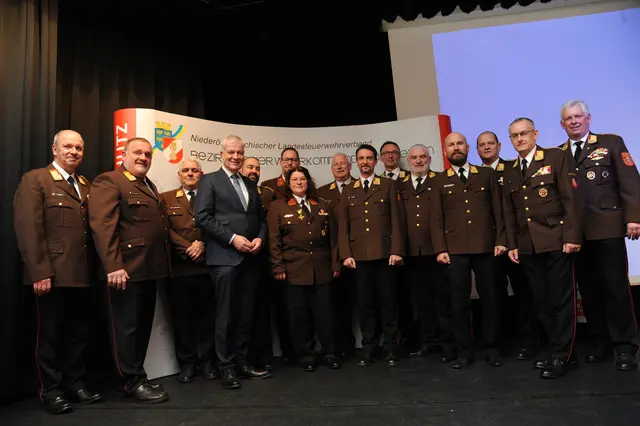 Geehrte aus Steyr/Enns: FF Enns Anita Stummer; aus der FF Stadt Steyr Markus Schaumberger, Manuel Brunner und Ari Hahn. Im Bezirkfeuerwehrkommando Amstetten betont man die gute Zusammenarbeit mit den Feuerwehren im Raum Steyr und Enns.  | Foto: Wolfgang Zarl