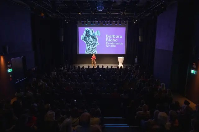 Auch auf der Bühne kämpft Barbara Blaha für eine gerechtere Welt. | Foto: Wolfgang Lienbacher