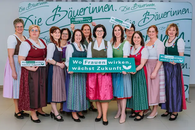Landesbäuerin Ursula Reiter (Mitte) mit den steirischen Bezirksbäuerinnen. | Foto: LK Steiermark/Fuchs