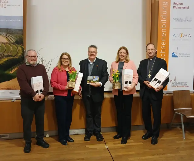 Sebastian Thieme, Katholische Sozialakademie Österreich, Ulrike Königsberger-Ludwig, Staatssekretärin im BM für Arbeit und Soziales, Franz Knittelfelder, Direktor Bildungsakademie Weinviertel, Nora Tödtling-Musenbichler, Präsidentin der Caritas, Weihbischof Stefan Turnovszky.